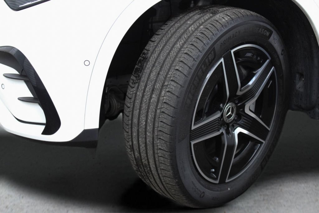 Used 2025 Mercedes-Benz GLC 300 4MATIC image 42