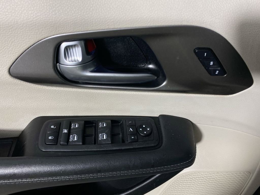 Used 2019 Chrysler Pacifica Limited image 13