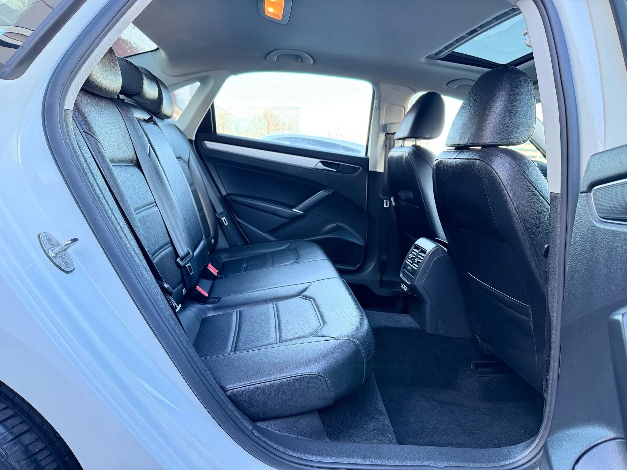 Used 2019 Volkswagen Passat 2.0T Wolfsburg w/ Wheels & Sunroof Package image 31