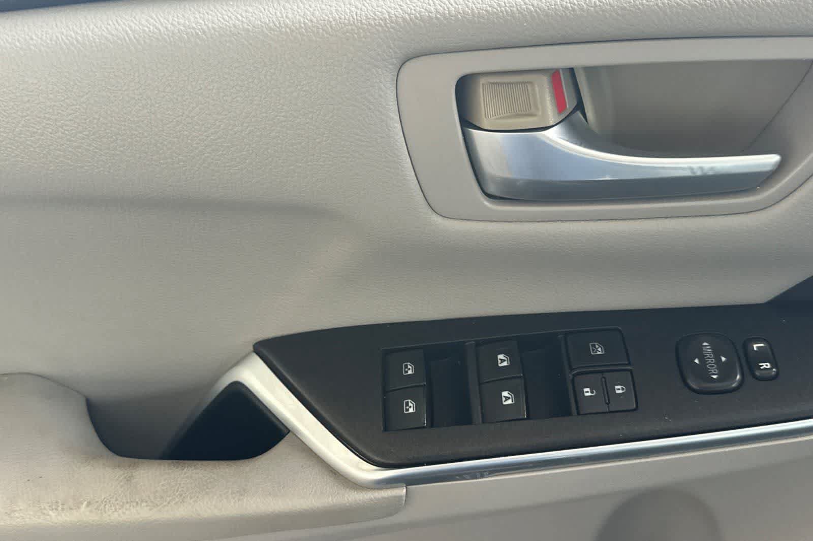 Used 2016 Toyota Camry SE FWD image 13