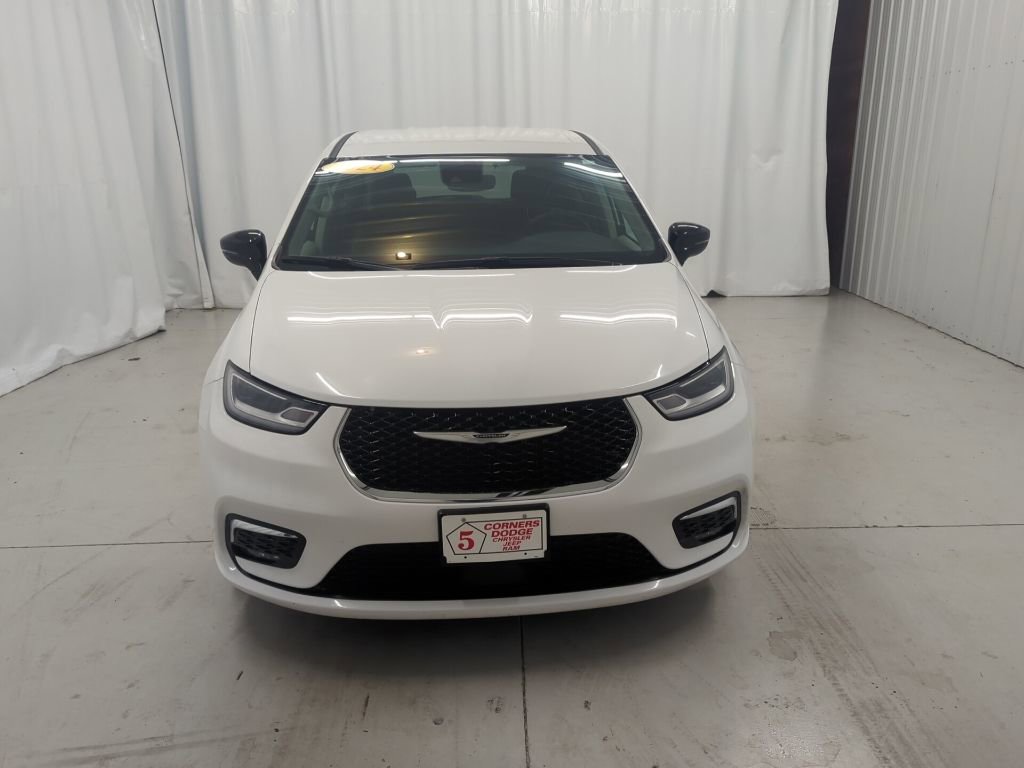 Used 2024 Chrysler Pacifica Touring-L image 6