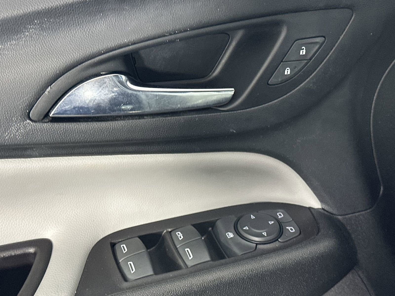 Used 2022 Chevrolet Equinox LS image 22