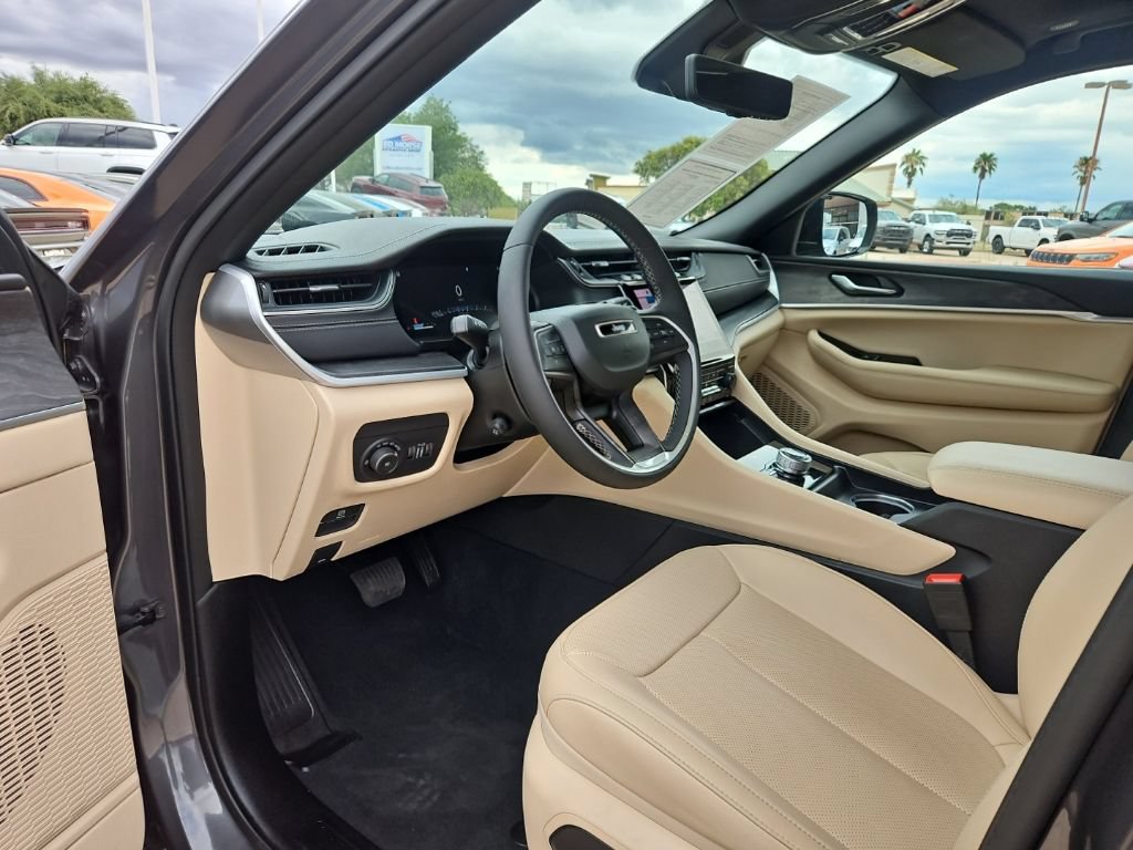 Certified 2025 Jeep Grand Cherokee L Limited w/ Luxury Tech Group II AWD/4WD image 17
