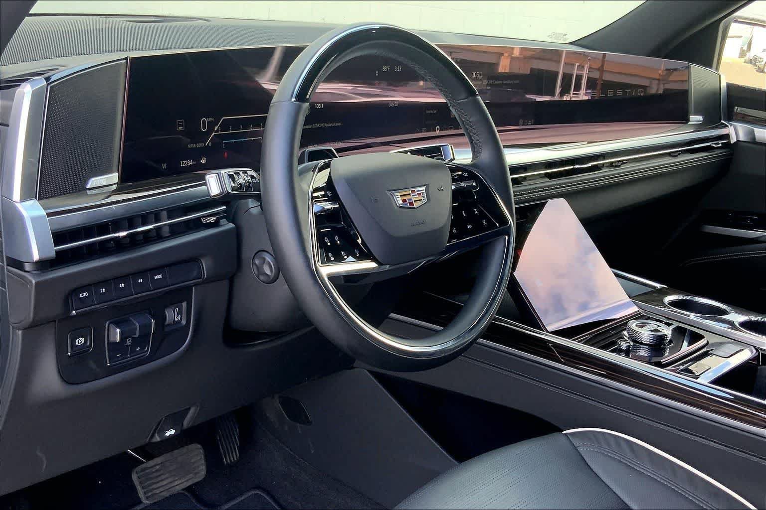 Used 2025 Cadillac Escalade Premium Luxury AWD/4WD image 2