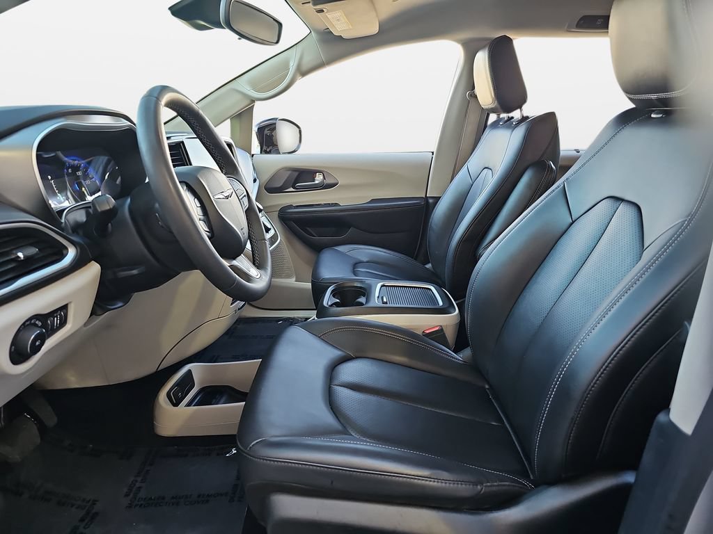 Used 2024 Chrysler Pacifica Touring-L FWD image 16