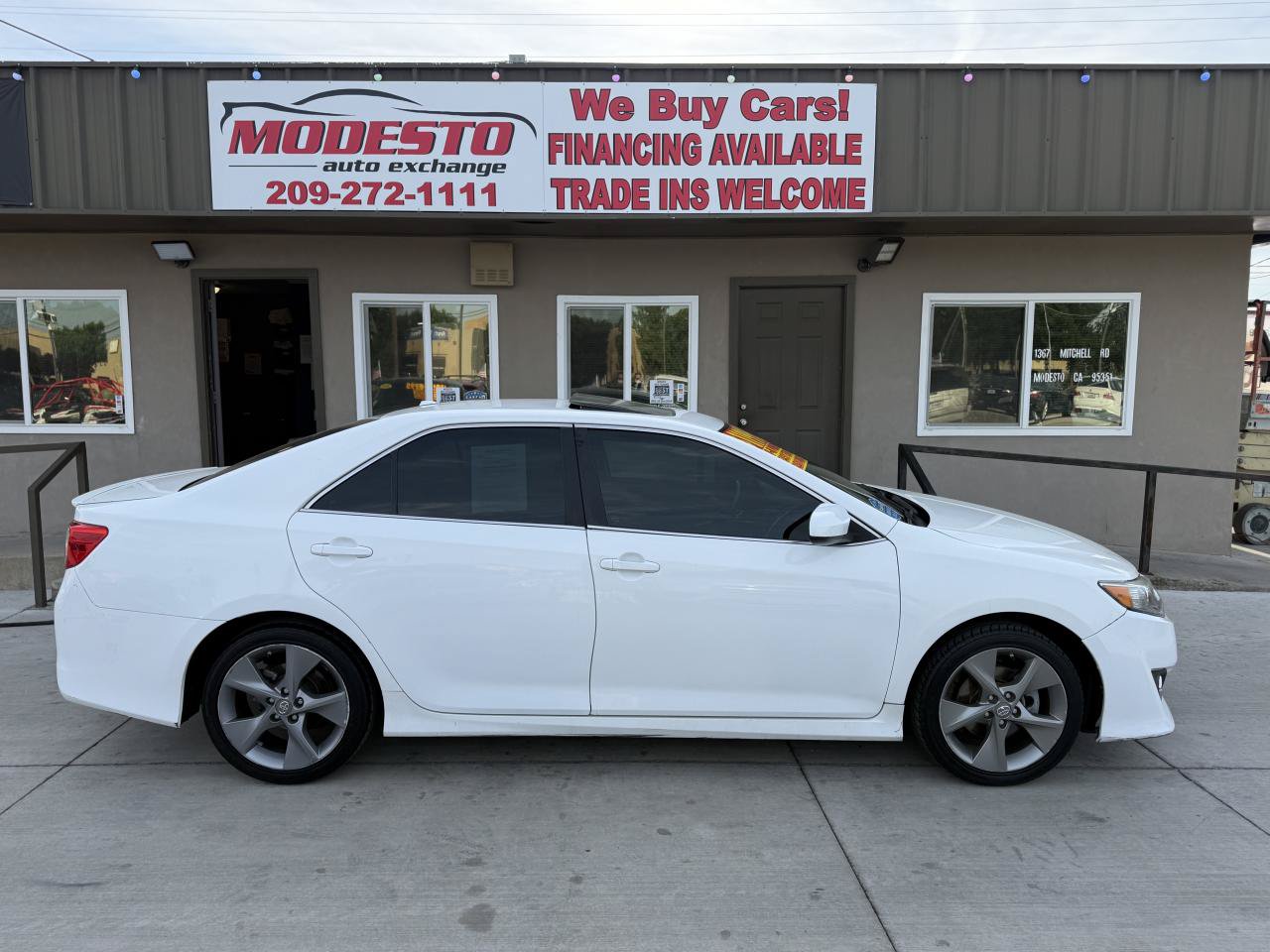 Used 2014 Toyota Camry SE w/ Moonroof Package FWD image 2