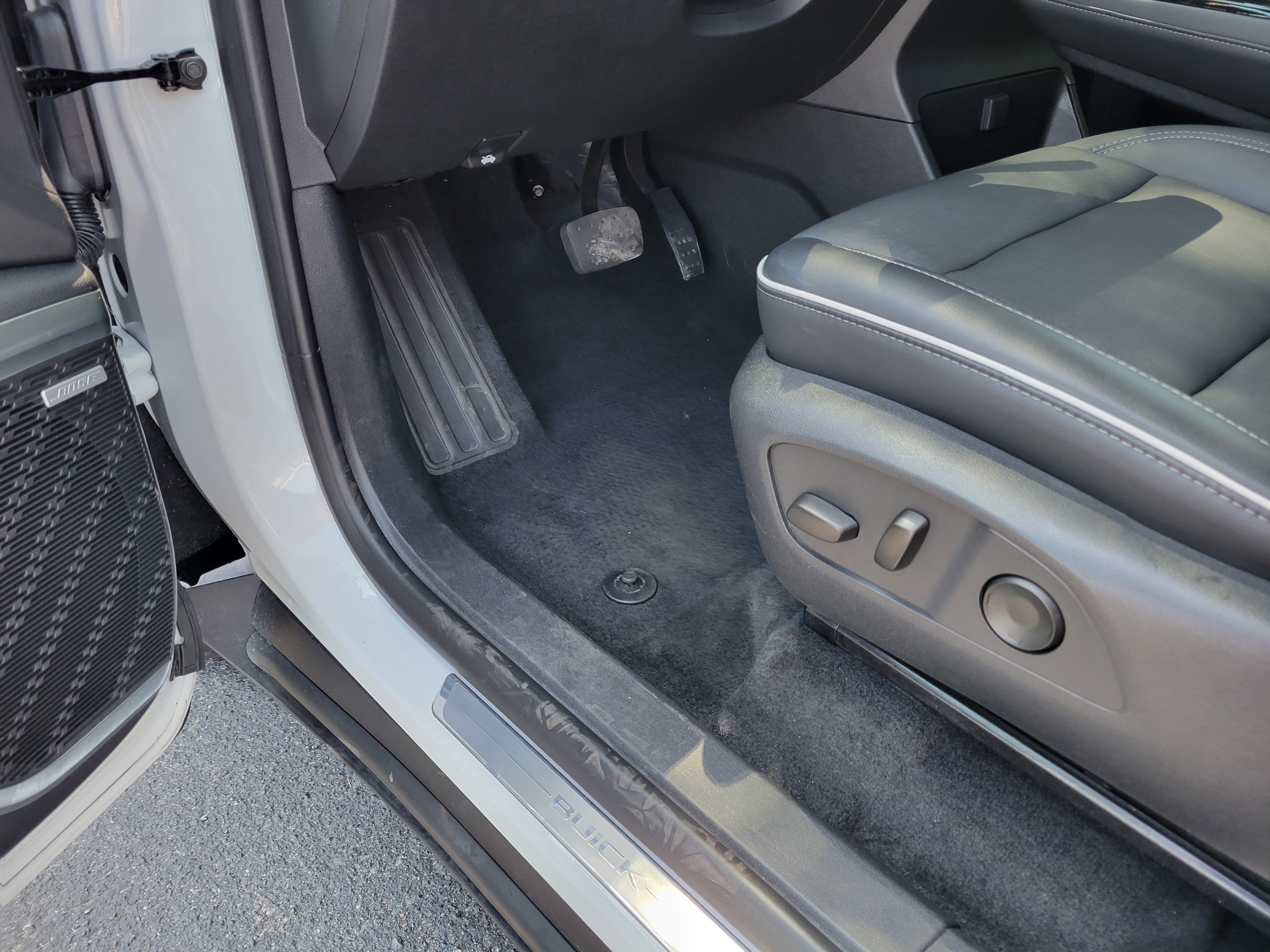 Certified 2025 Buick Enclave Preferred FWD image 26