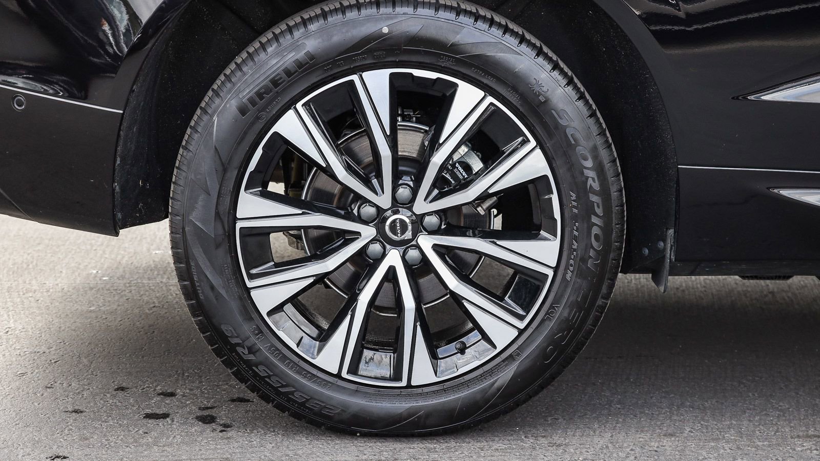 Used 2025 Volvo XC60 B5 Plus image 7