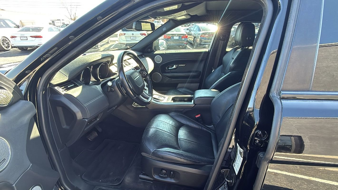 Used 2019 Land Rover Range Rover Evoque SE Premium image 10