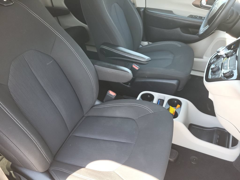 Used 2023 Chrysler Voyager LX FWD image 13
