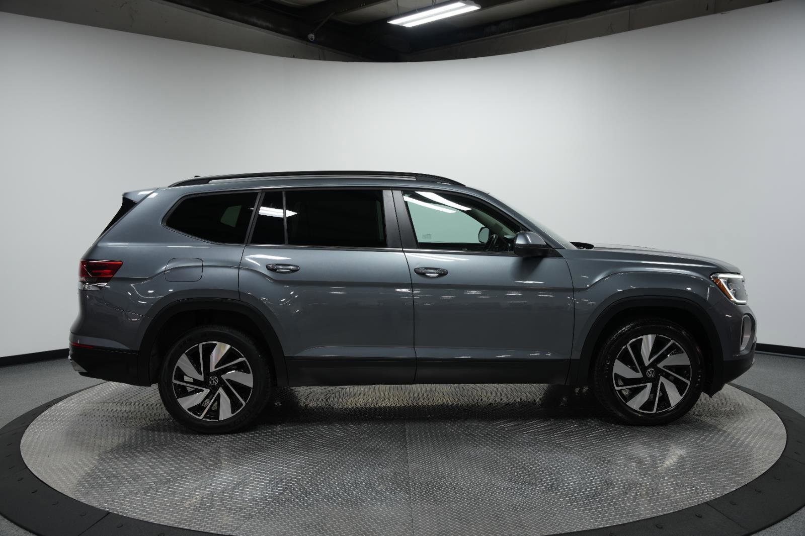 Used 2024 Volkswagen Atlas SE image 9