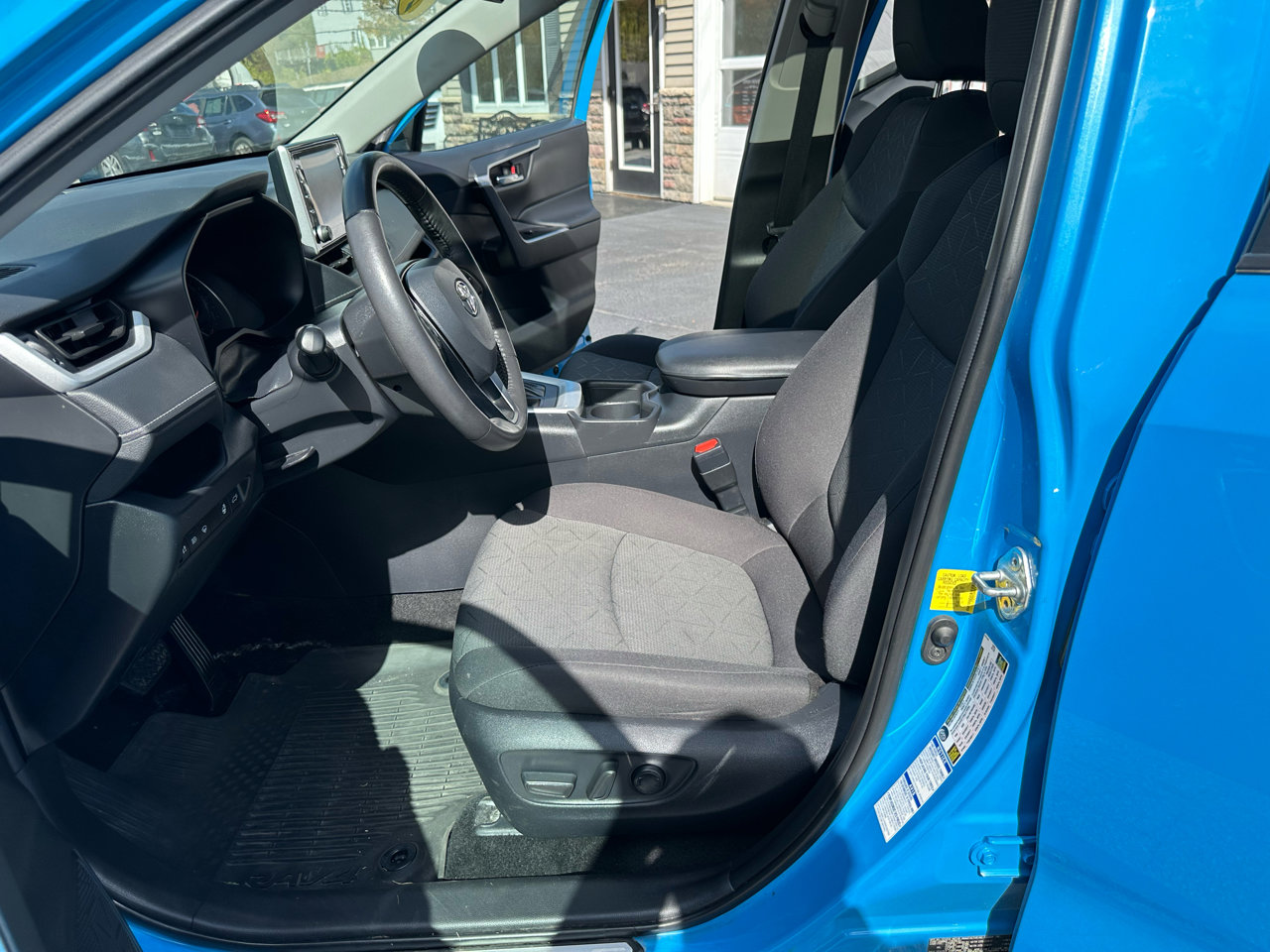 Used 2021 Toyota RAV4 XLE w/ Convenience Package image 8