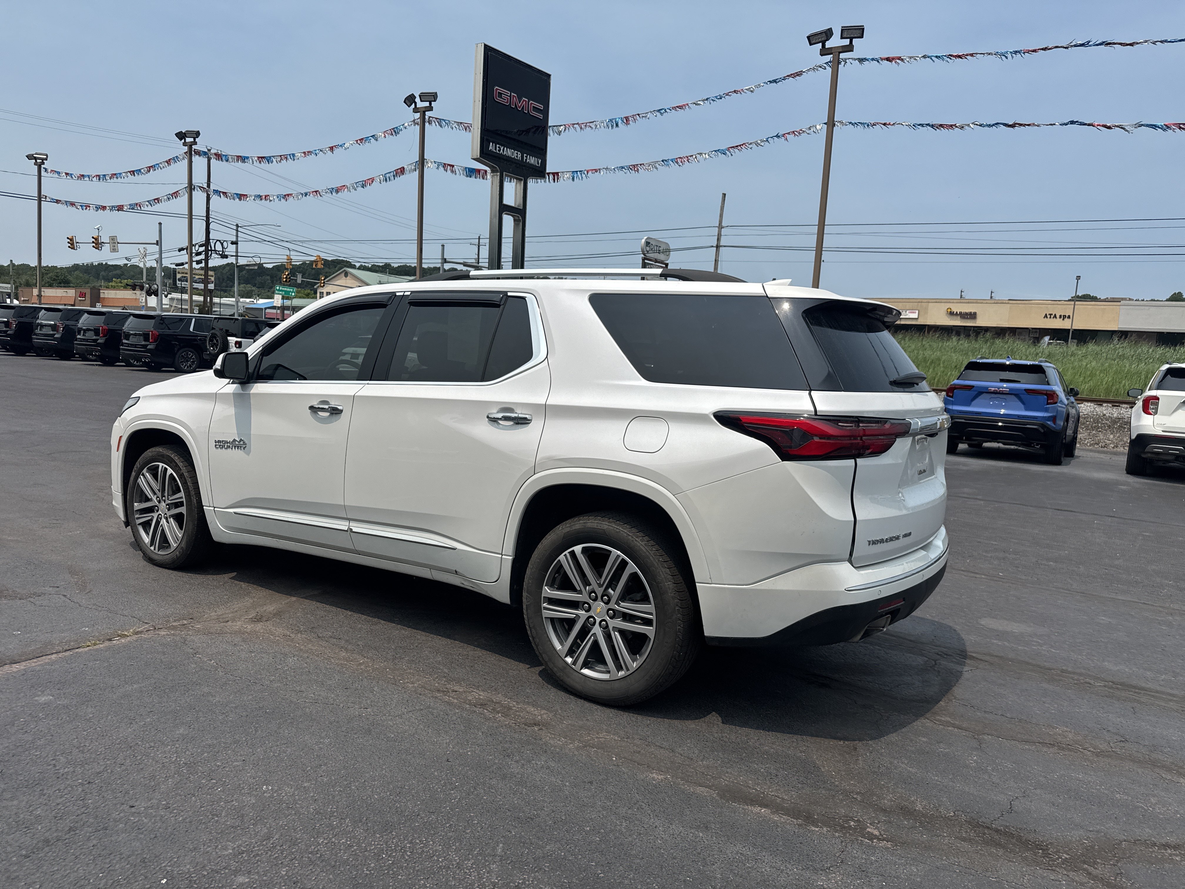 Used 2022 Chevrolet Traverse High Country w/ LPO, Floor Liner Package AWD/4WD image 6
