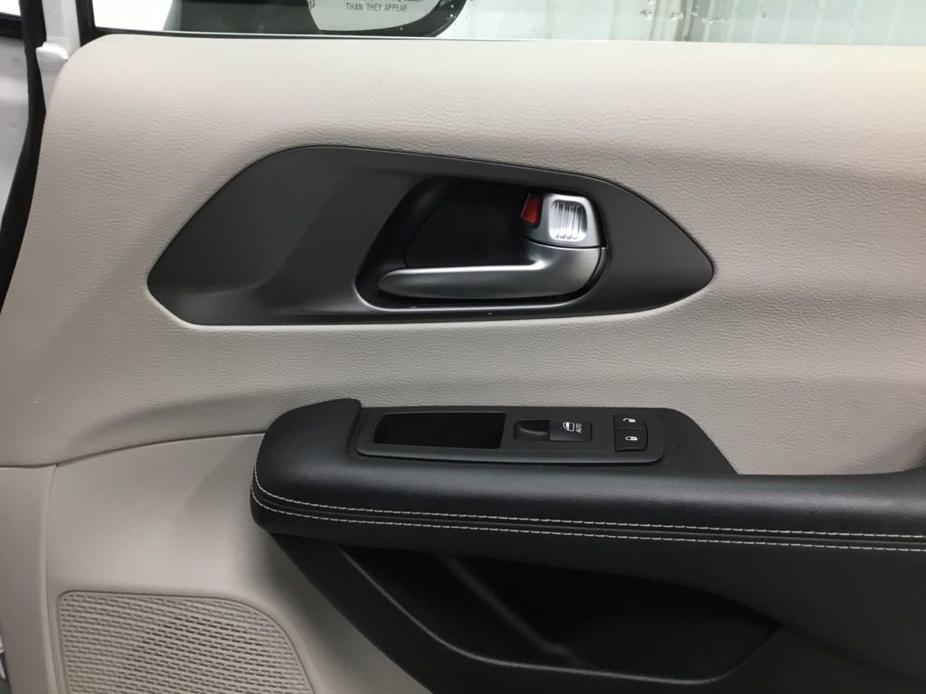 Used 2023 Chrysler Pacifica Touring-L image 20