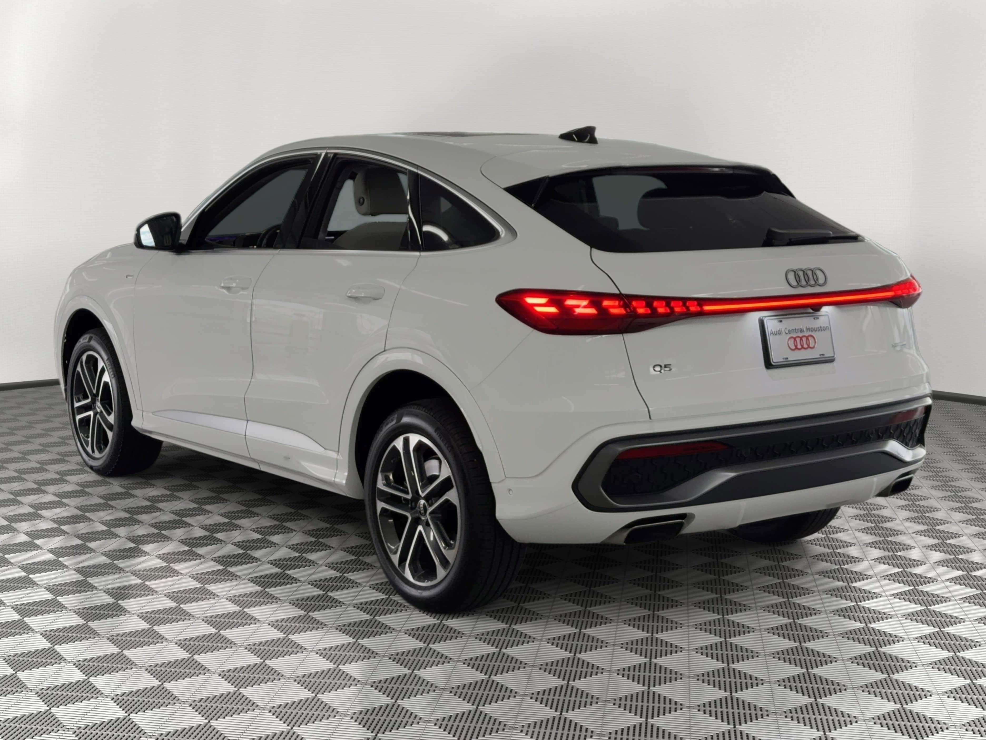 Used 2025 Audi Q5 Premium w/ Convenience Package image 3