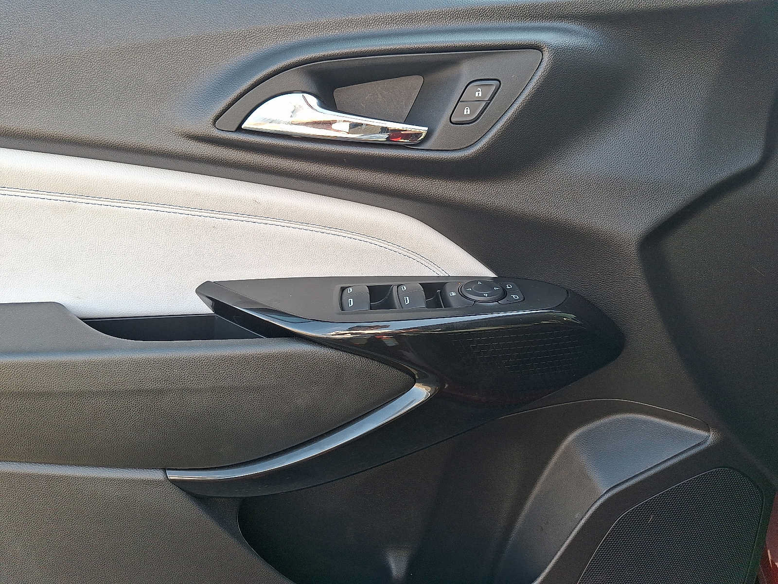 Used 2025 Chevrolet Trax LT FWD image 13