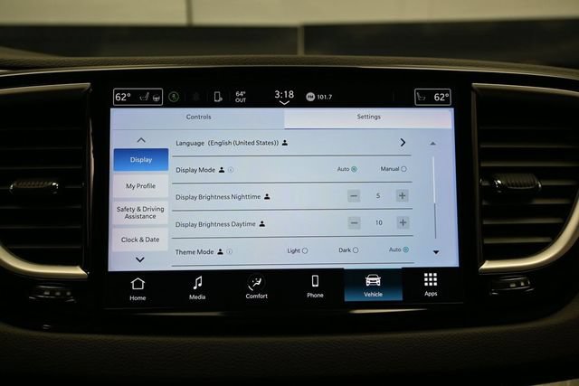 Certified 2024 Chrysler Pacifica Touring-L FWD image 38