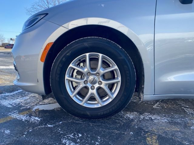 Certified 2023 Chrysler Pacifica Touring-L image 19