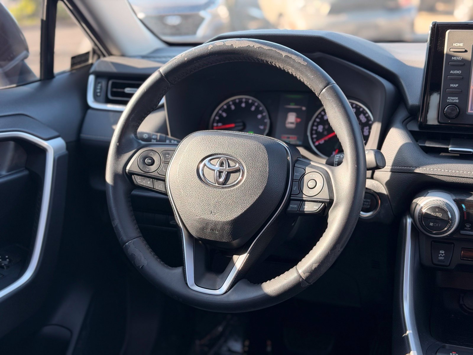 Used 2019 Toyota RAV4 XLE Premium FWD image 39