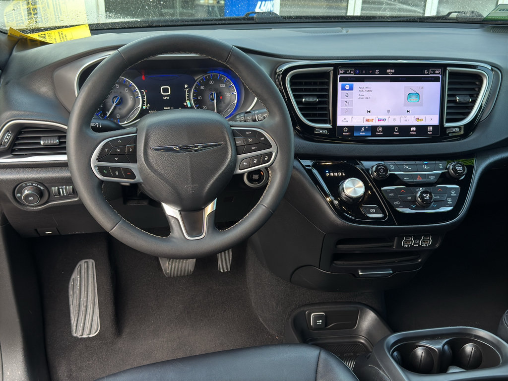 Used 2025 Chrysler Pacifica Select FWD image 12