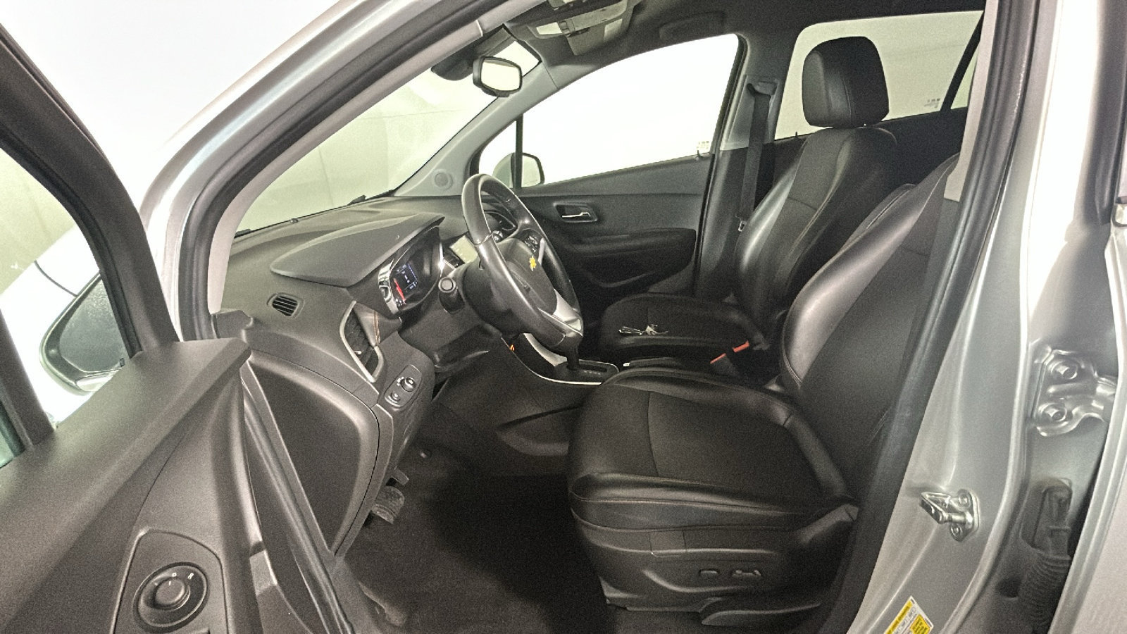 Used 2019 Chevrolet Trax LT w/ LT Convenience Package FWD image 14