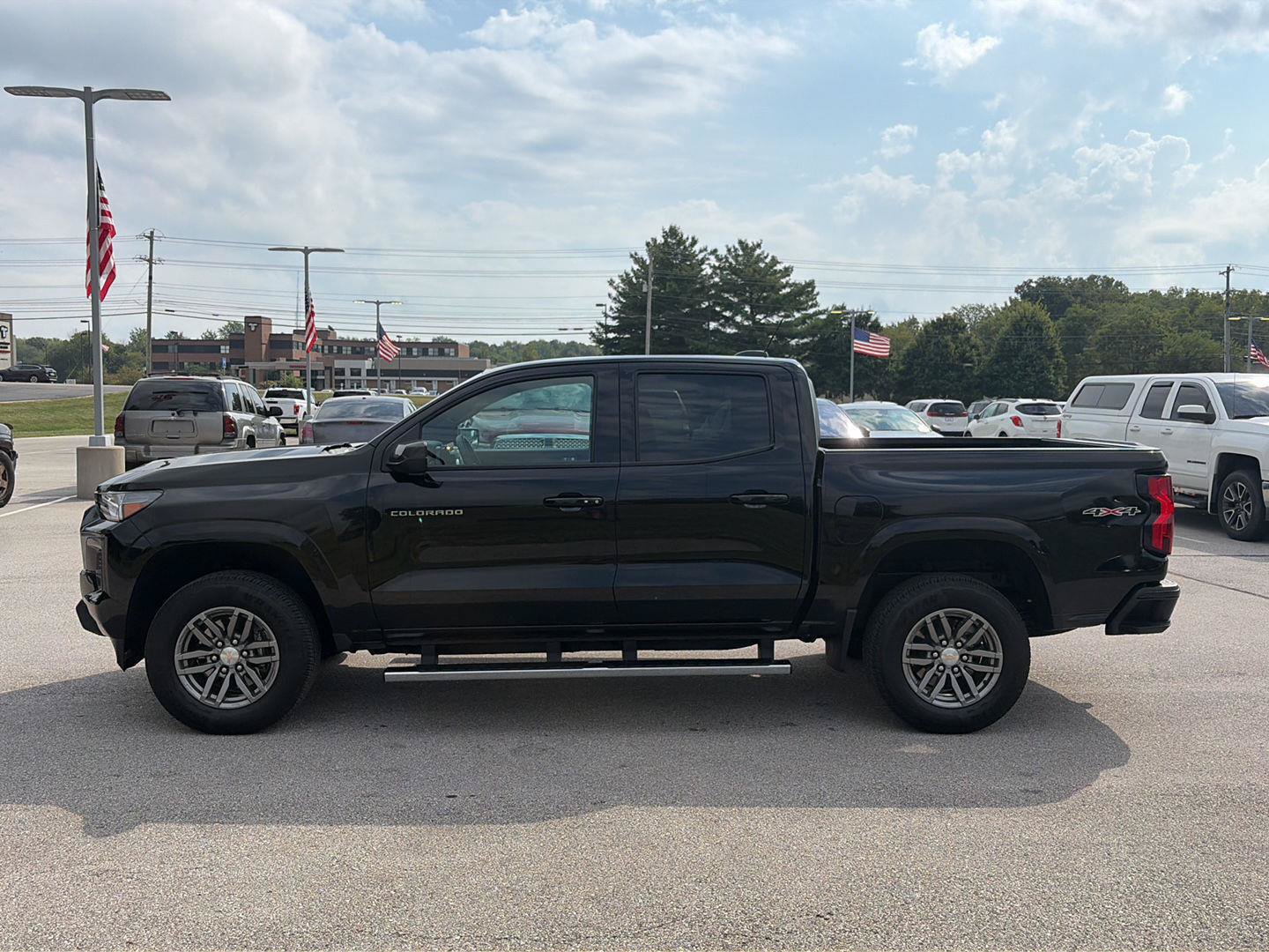 Used 2024 Chevrolet Colorado LT w/ LT Convenience Package II AWD/4WD image 2