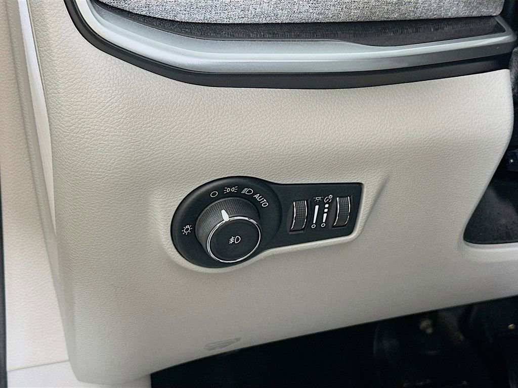 Used 2022 Jeep Compass Latitude image 10