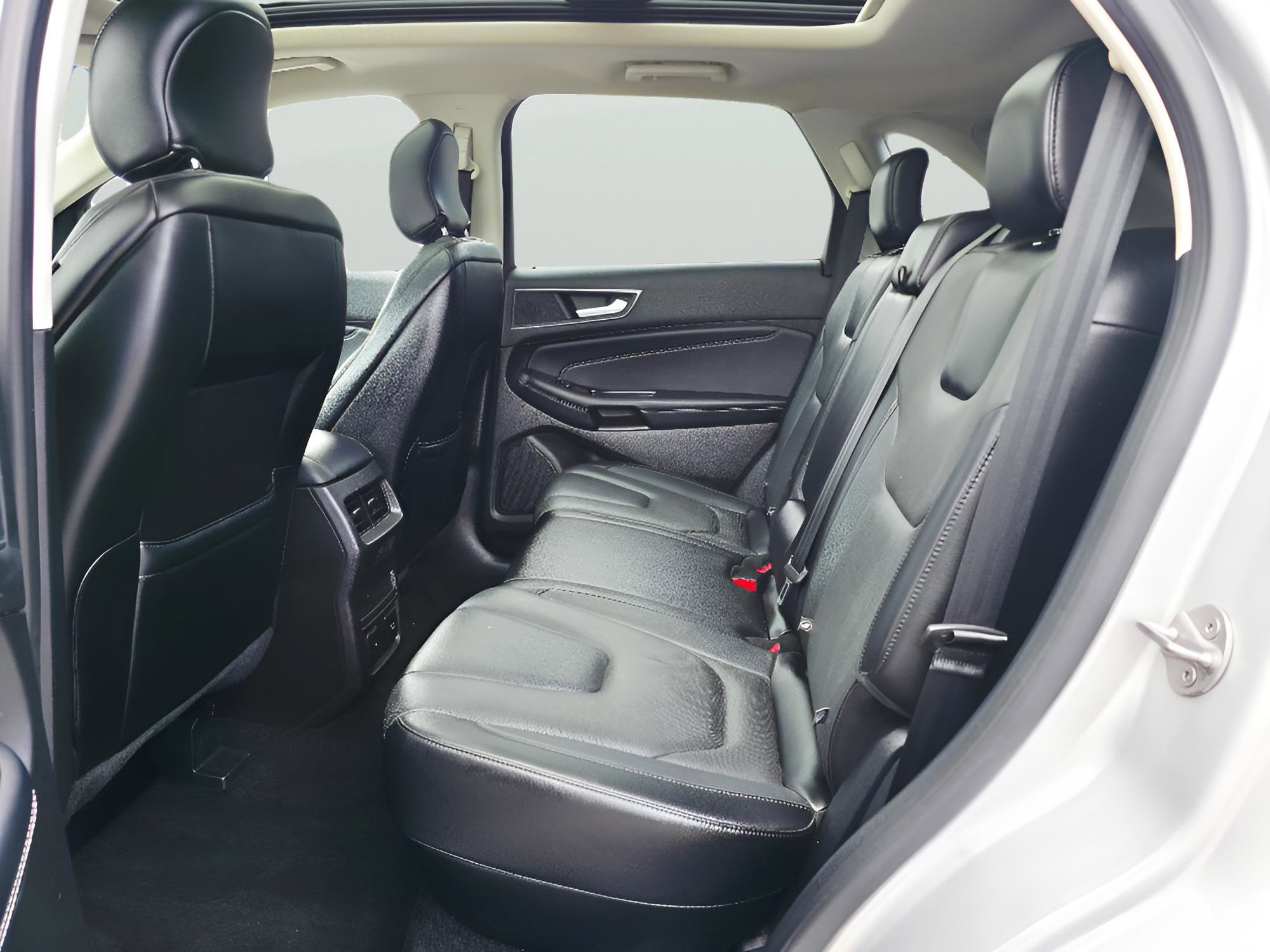 Used 2018 Ford Edge Titanium w/ Equipment Group 301A AWD/4WD image 11