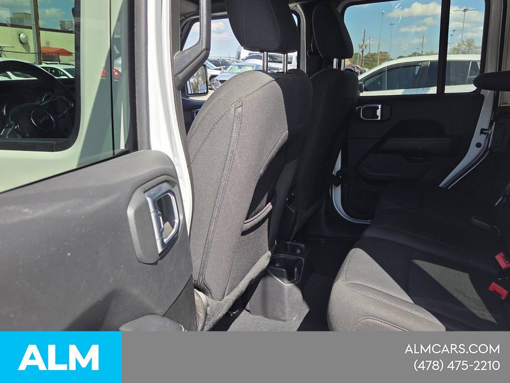 Used 2022 Jeep Wrangler Unlimited Sahara w/ Cold Weather Group AWD/4WD image 9