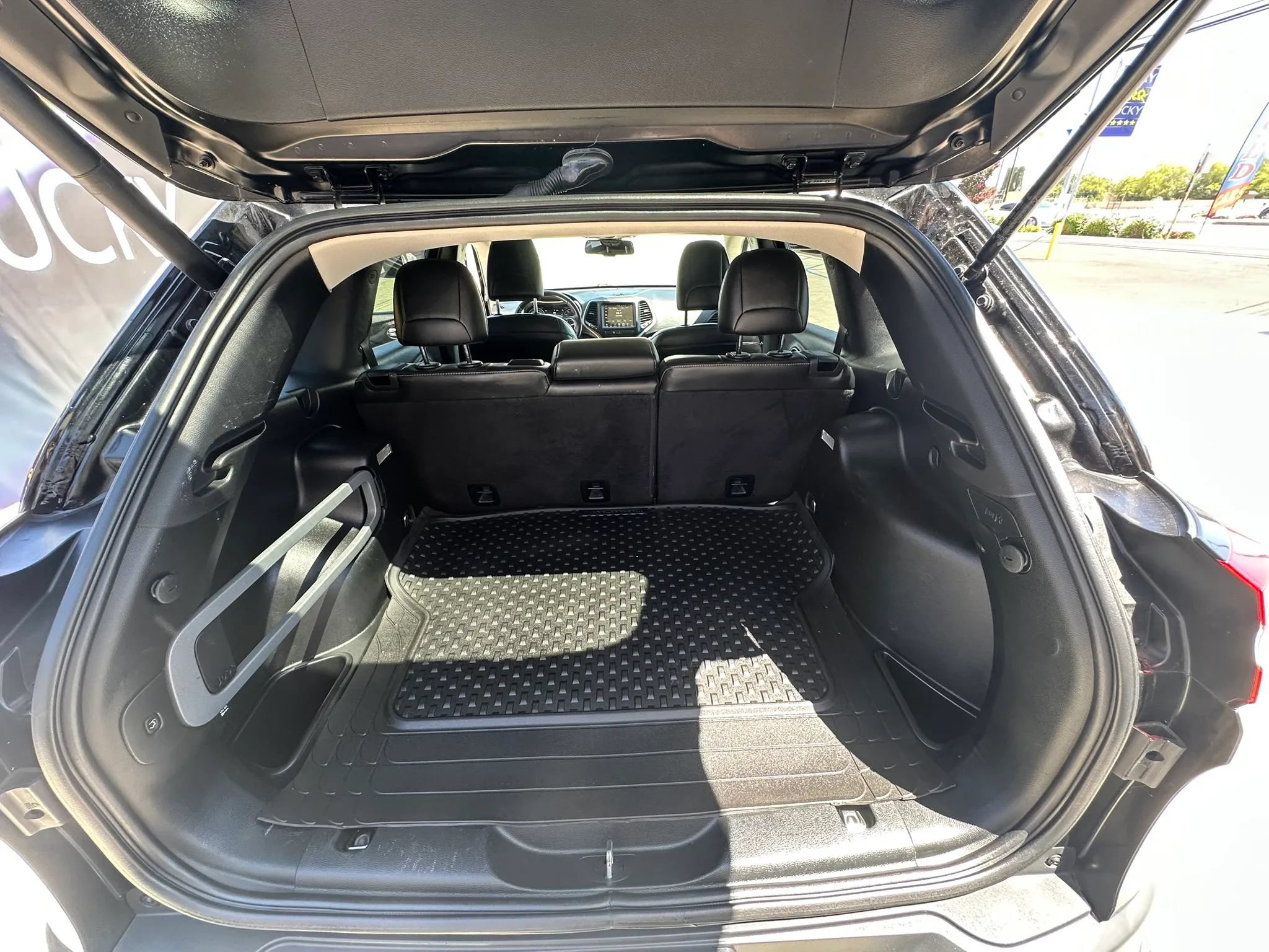 Used 2018 Jeep Cherokee Limited AWD/4WD image 31