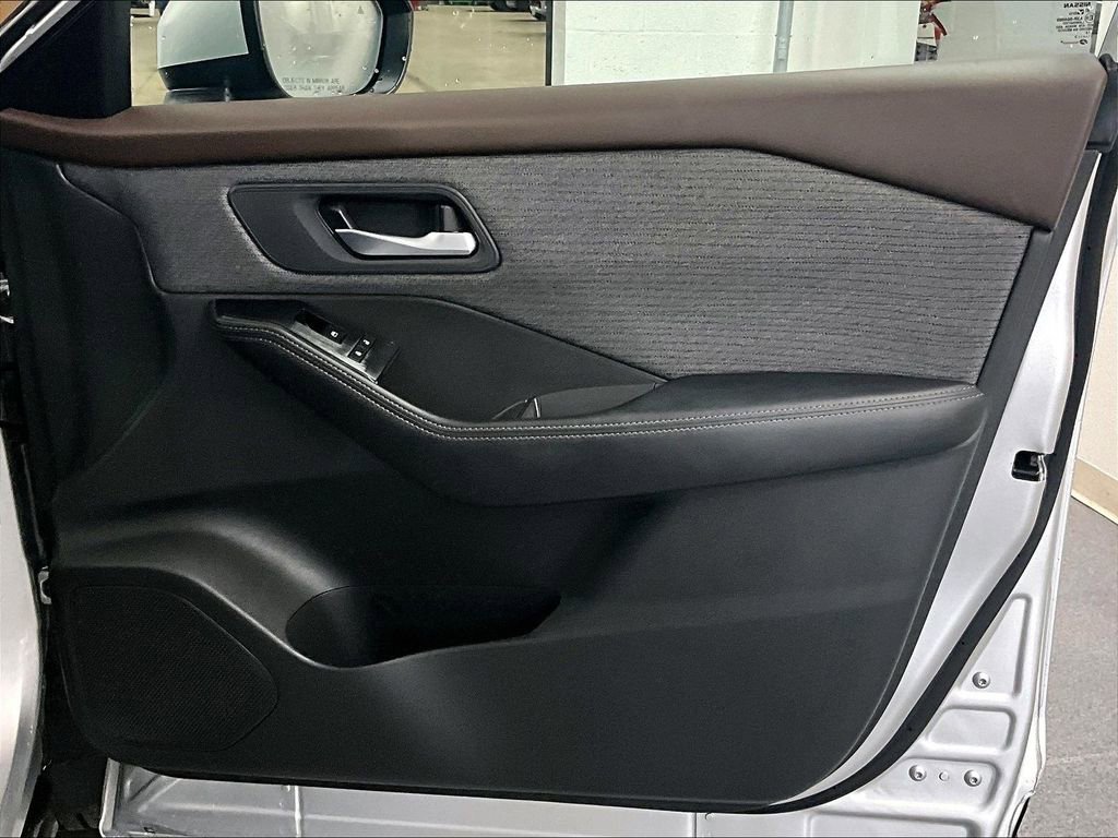 Used 2023 Nissan Rogue SV image 12