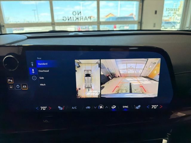 Used 2024 Chevrolet Traverse Z71 image 3