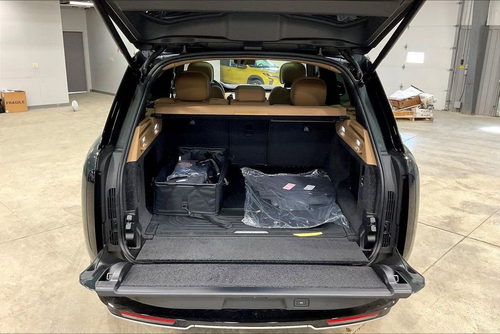New 2026 Land Rover Range Rover SE image 9