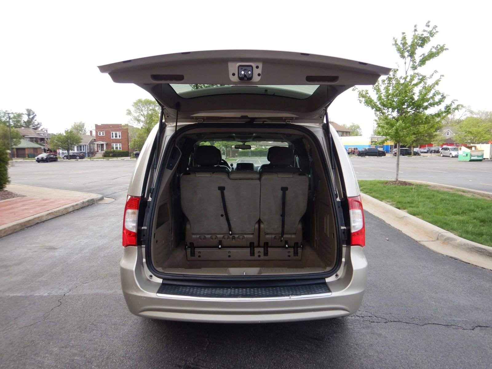 Used 2014 Chrysler Town & Country Touring FWD image 25