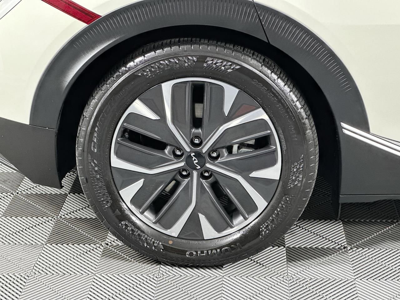 Used 2024 Kia EV6 Light image 30