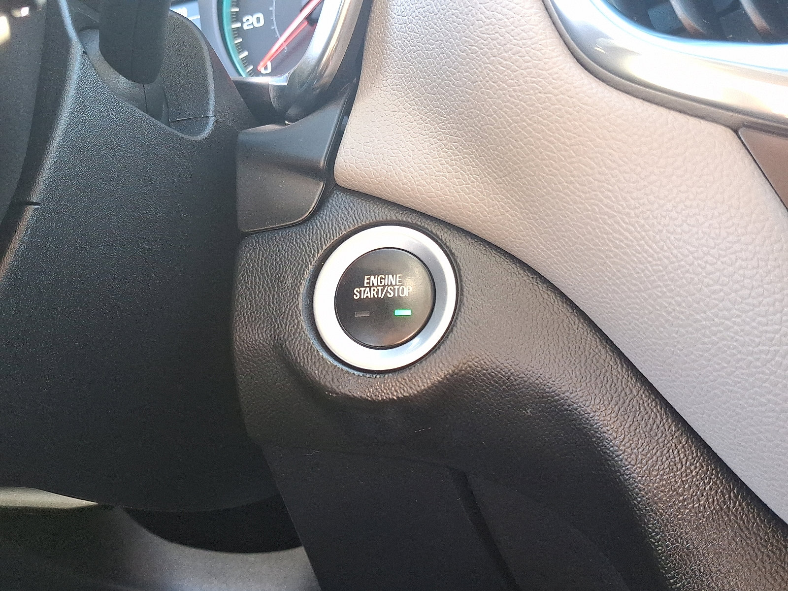 Used 2018 Chevrolet Equinox LT image 22