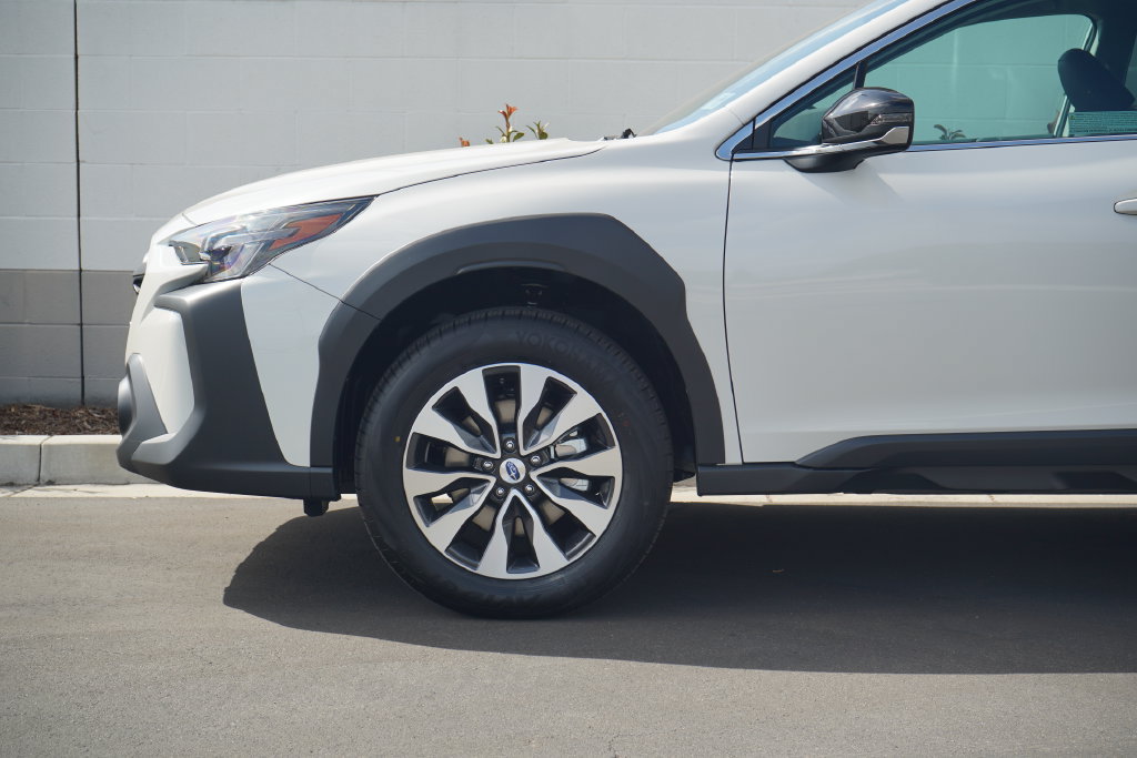 Certified 2025 Subaru Outback Limited AWD/4WD image 2