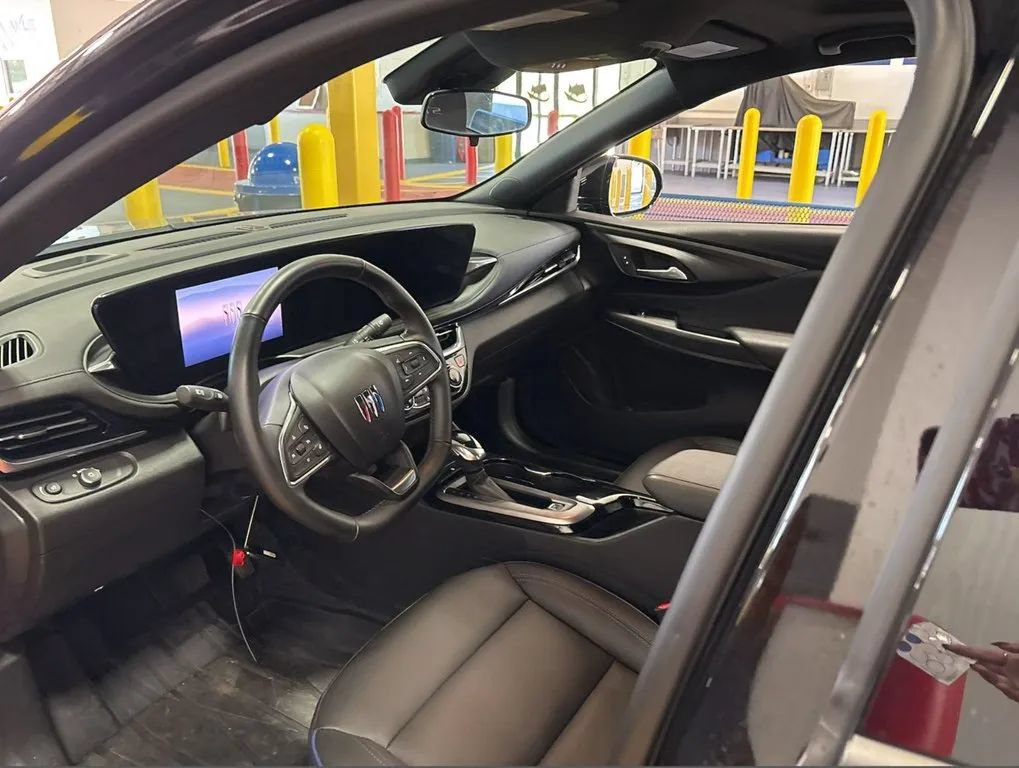Used 2024 Buick Envista Sport Touring w/ Convenience I Package FWD image 2