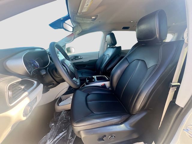 Used 2024 Chrysler Pacifica Select image 21