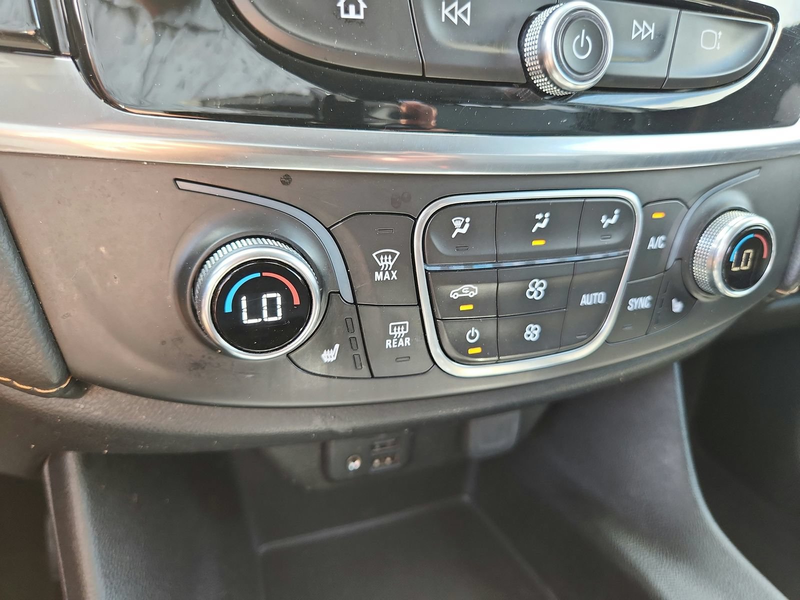Used 2020 Chevrolet Traverse LT w/ LT Premium Package AWD/4WD image 21