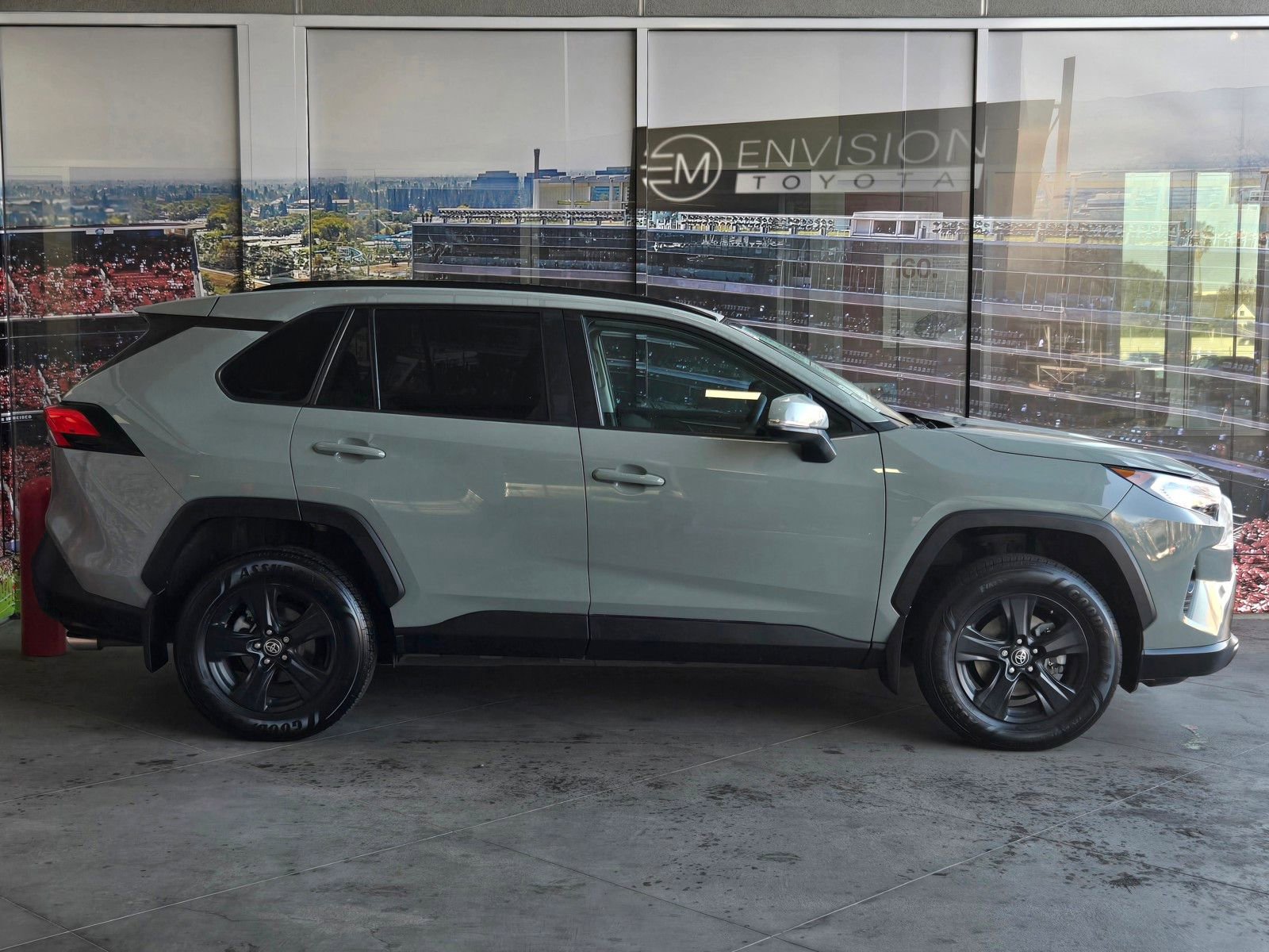 Used 2021 Toyota RAV4 XLE w/ XLE Grade Weather Package image 4