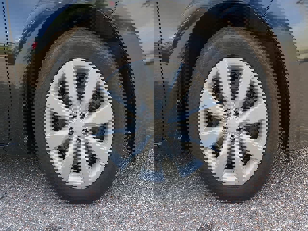 Used 2015 Toyota Corolla LE image 11