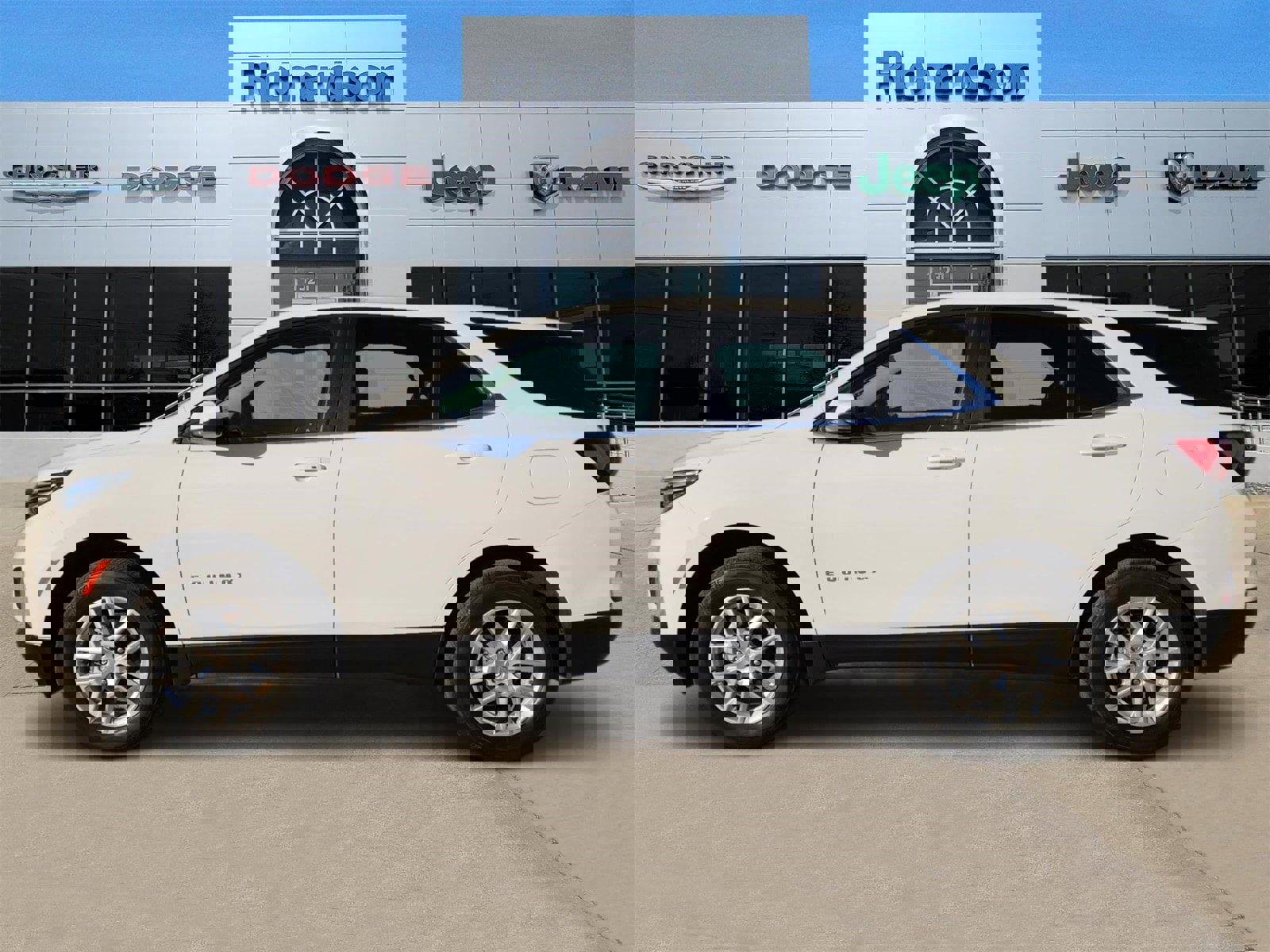 Used 2023 Chevrolet Equinox LT image 3