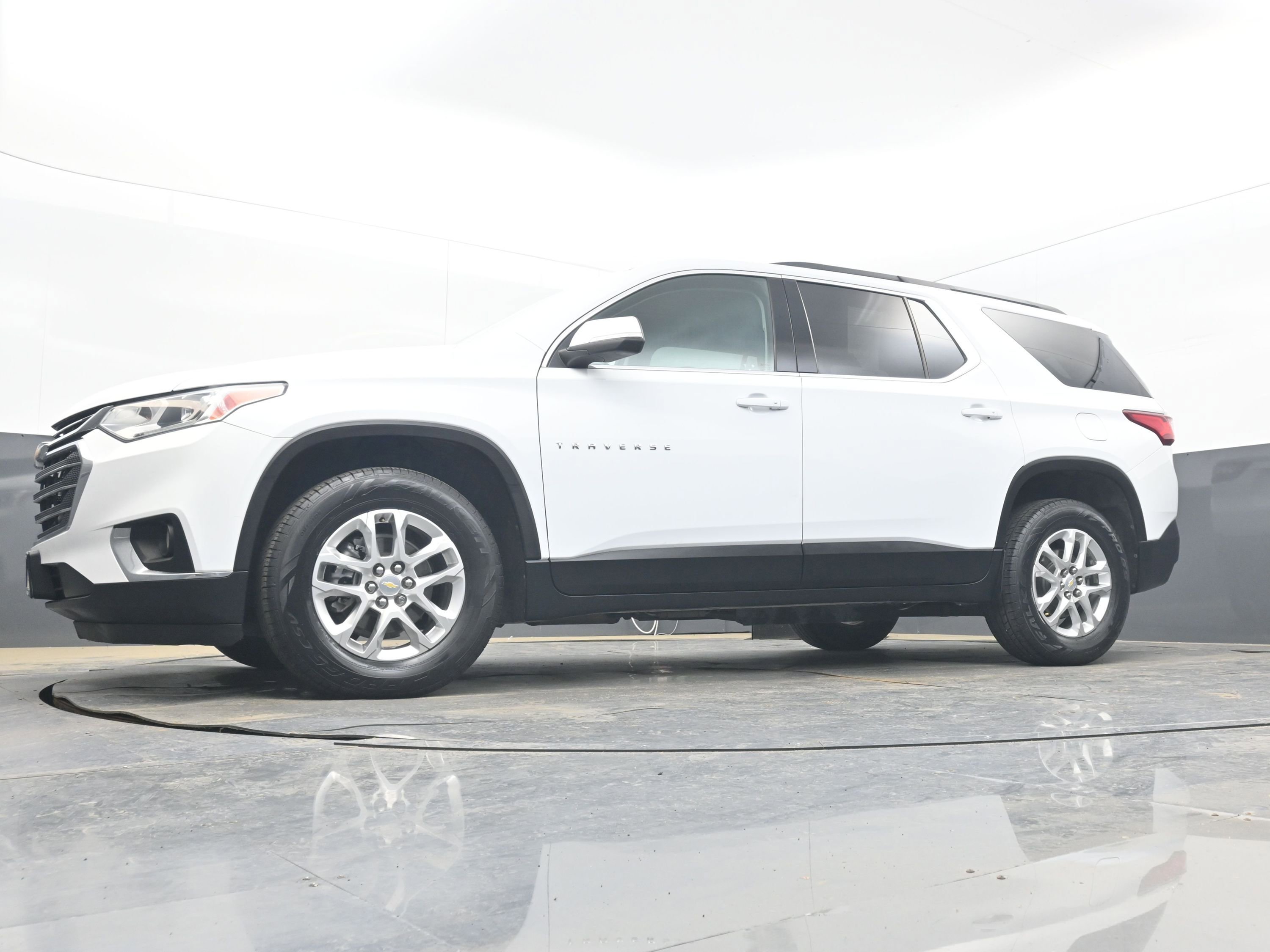 Used 2021 Chevrolet Traverse LT image 26