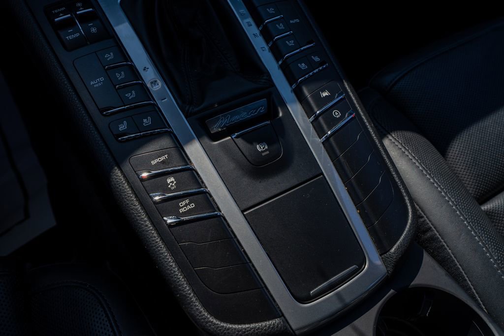 Used 2020 Porsche Macan AWD/4WD image 44