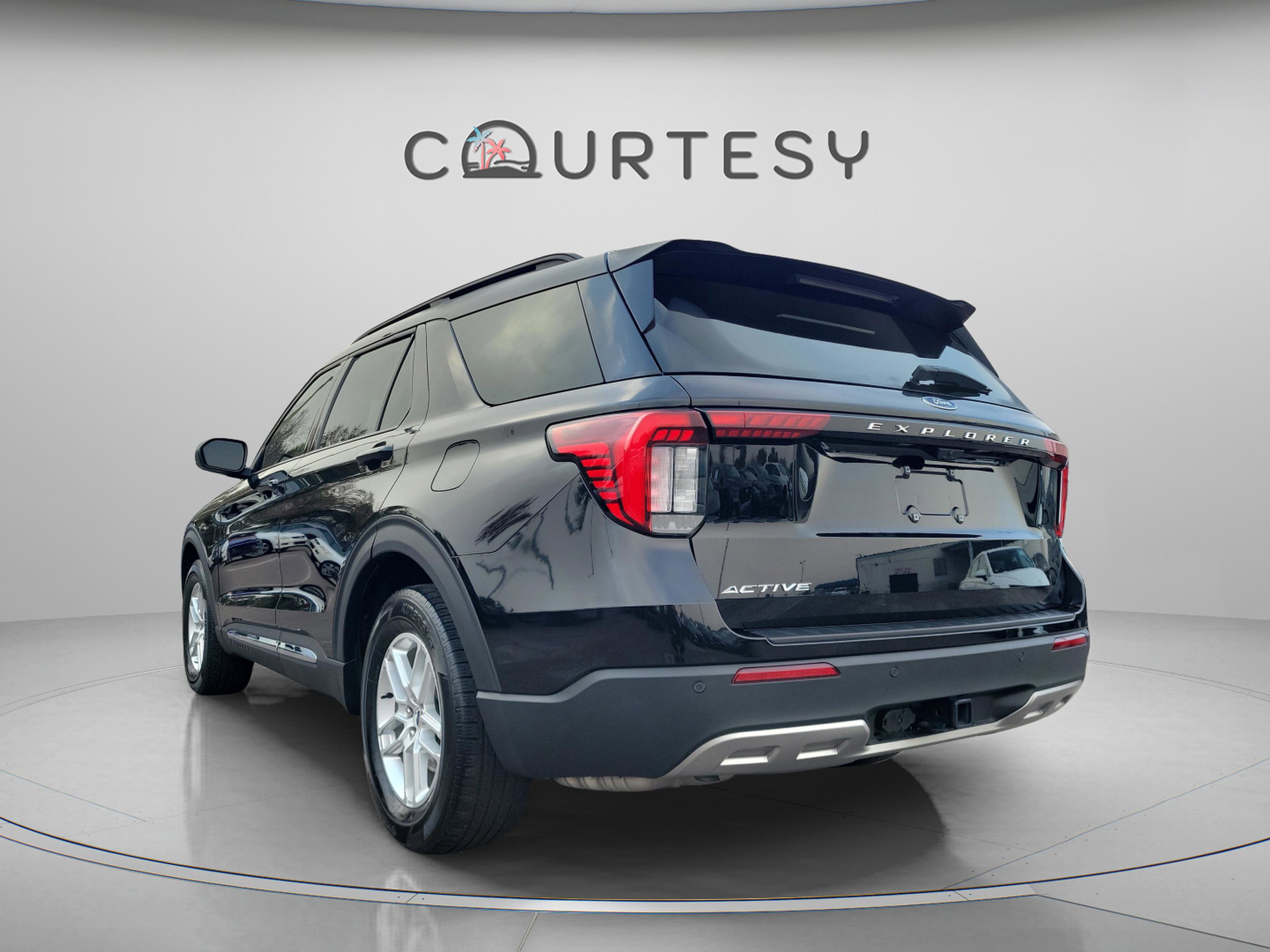 Used 2025 Ford Explorer Active w/ Active Comfort Package image 3