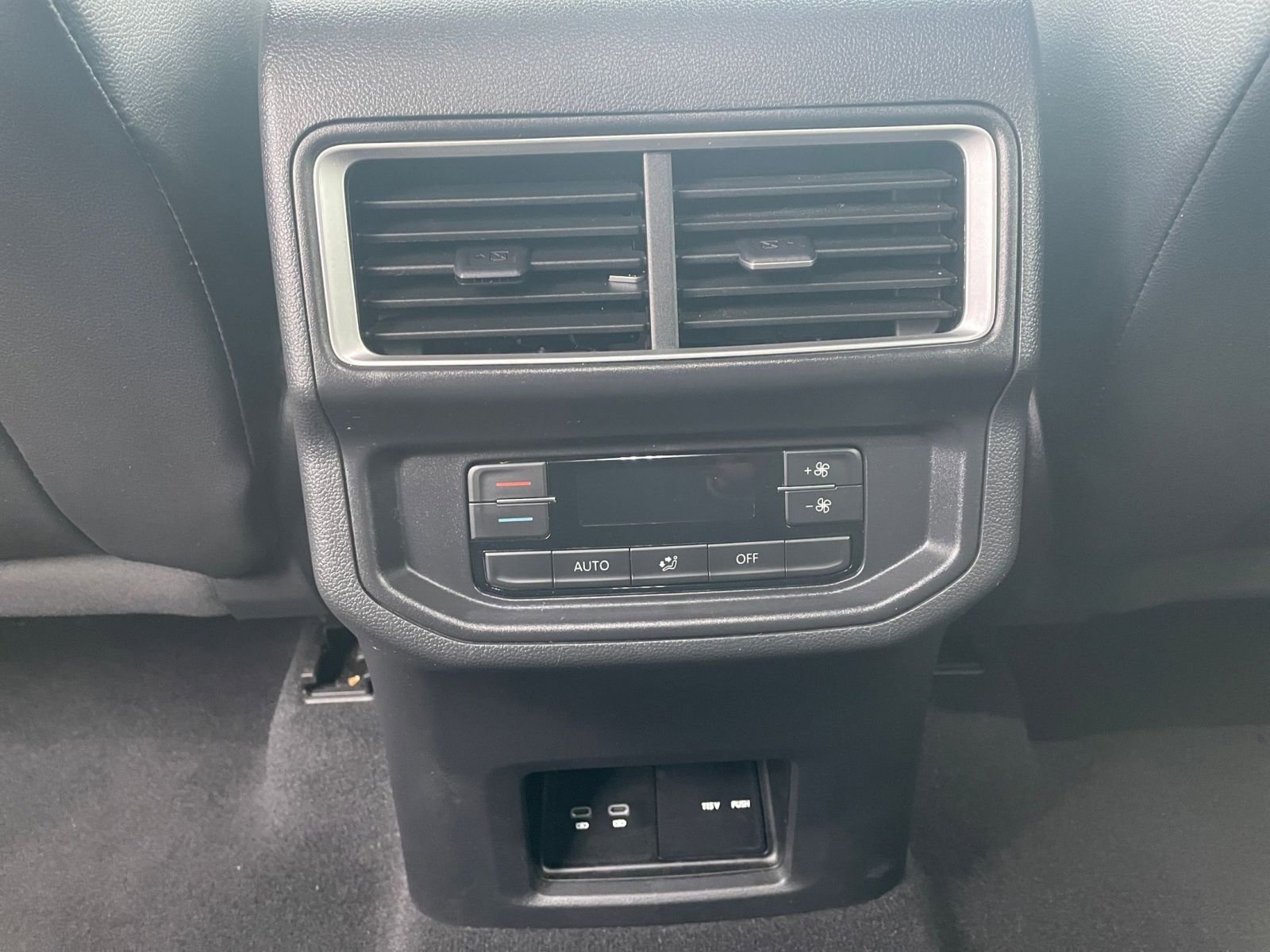 Used 2025 Volkswagen Atlas SE image 24