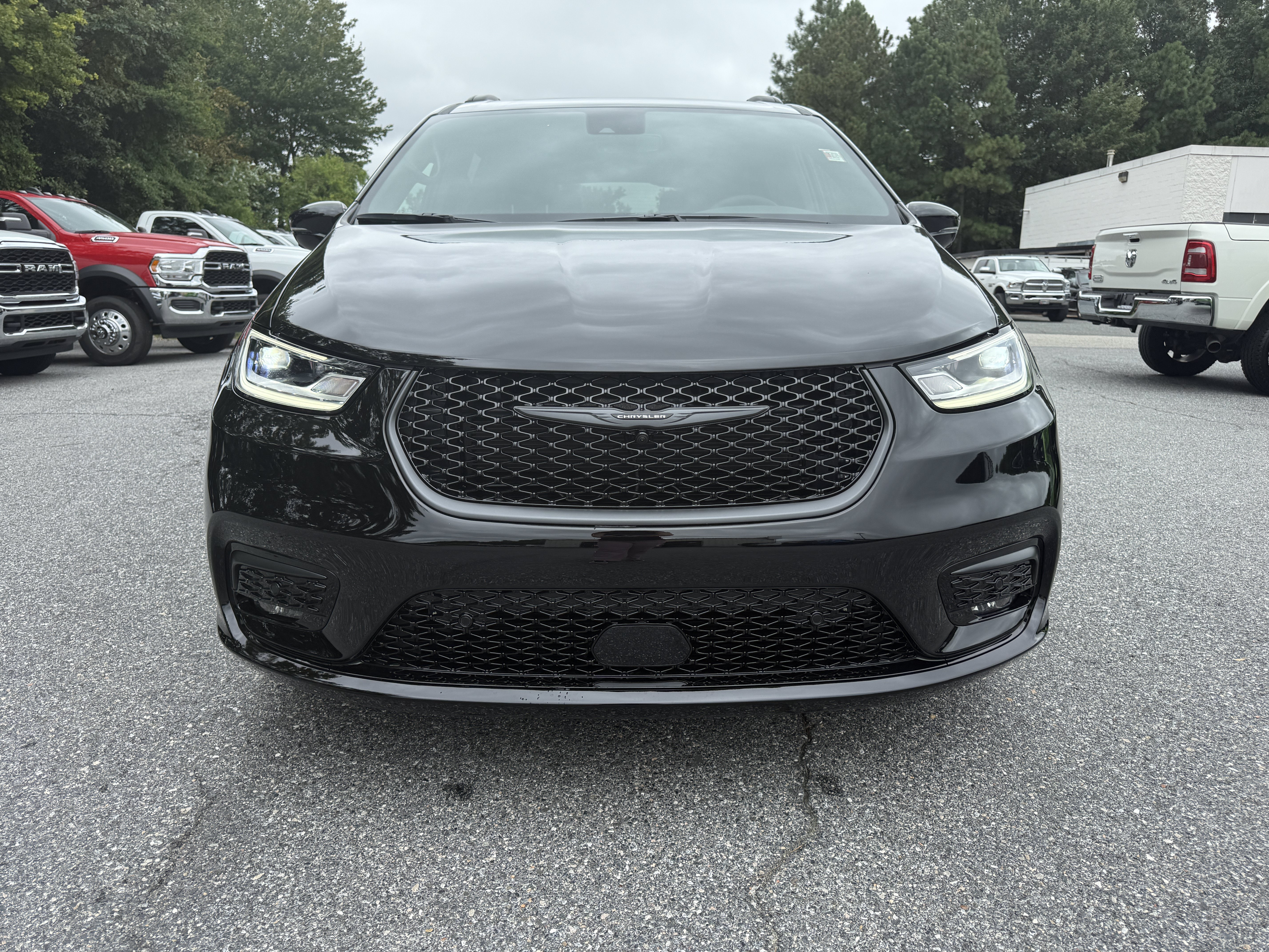 New 2026 Chrysler Pacifica Limited w/ S Appearance Package FWD image 2