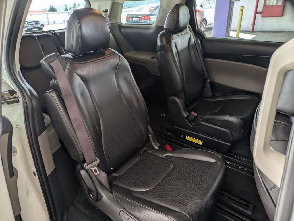 Used 2025 Kia Carnival LXS image 28