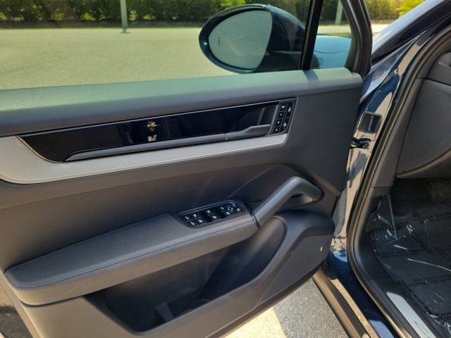 Used 2024 Porsche Cayenne AWD/4WD image 19
